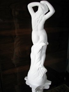 Скульптура на новоселье. Статуя из гипса Роза, высота h=86 см. Основа - окружность, диаметром 20 см. Колонна из гипса, высота h=70 см. Основа - квадрат 25 # 25 см. Цена статуи с колонной = 5000 грн.