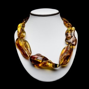 Крупные бусы из янтаря