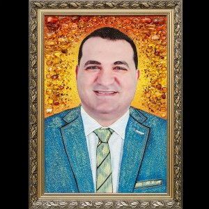 Янтарный портрет, размер: 40 х 60 см. Стоимость портрета - 15 тыс. грн.