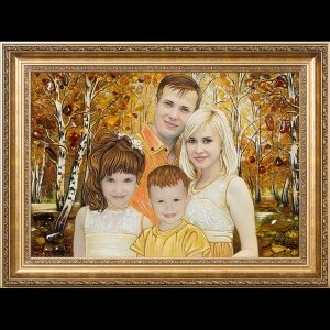 Портрет молодой семьи из янтаря