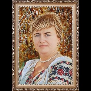 Женский портрет из янтаря