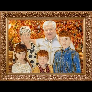 Семейный портрет большого размера в резной деревянной раме